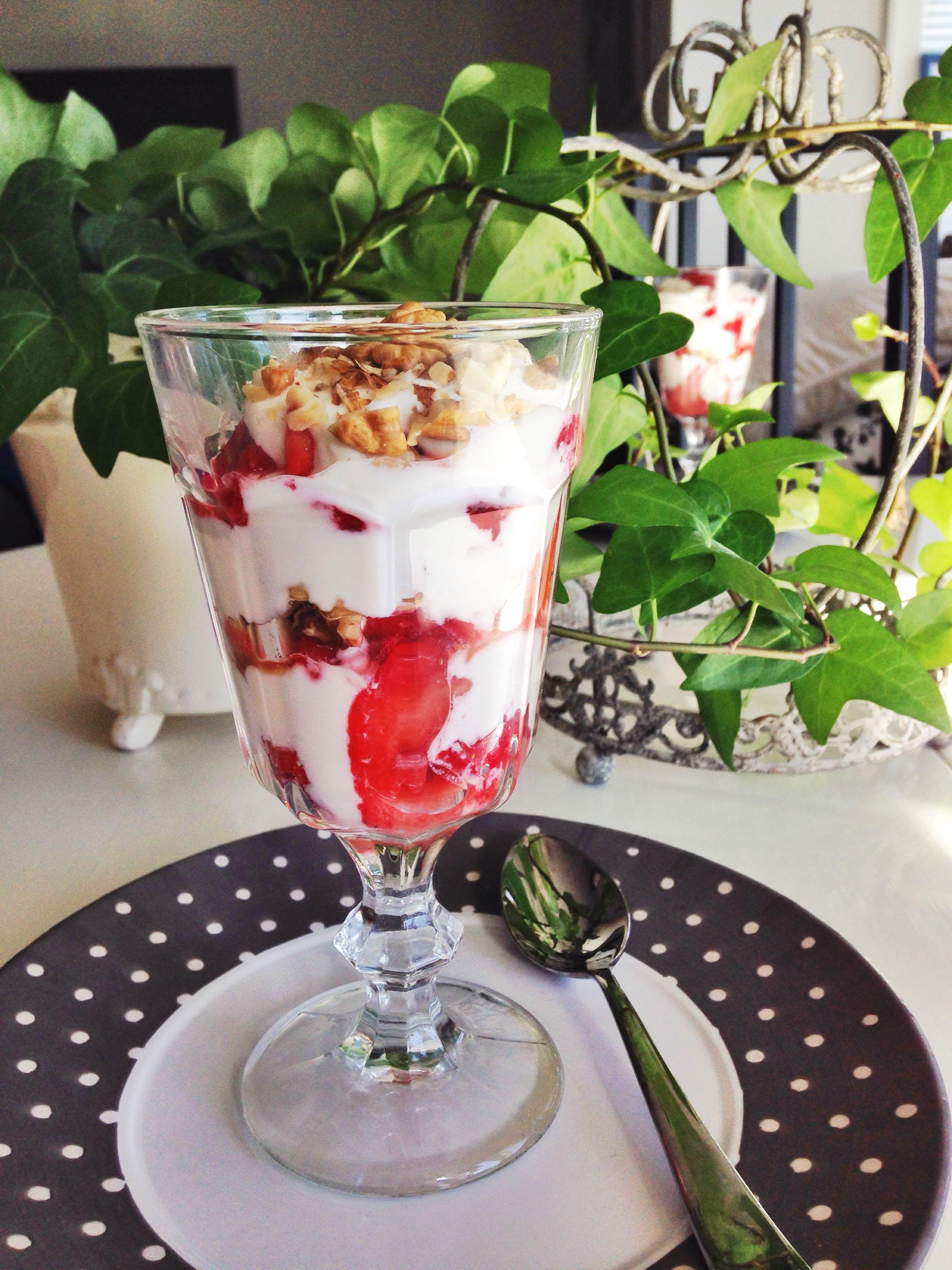 Strawberry yogurt parfait - Lifesum