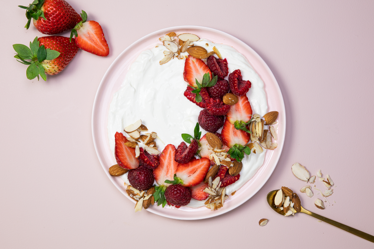 Yogurt with Berries and Nuts Lifesum